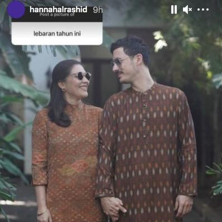 <p>Keduanya juga mengunggah foto saat merayakan Idul Fitri bersama tahun ini. Hannah dan Nino terlihat saling bergenggaman tangan dan menatap. (Foto: Instagram @hannahalrashid)</p>