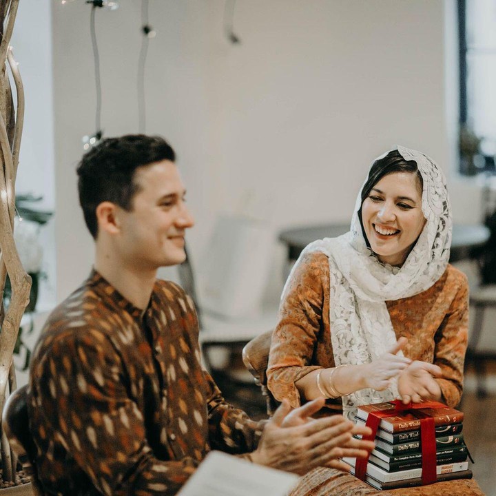 <p>Di salah satu foto, Hannah tampak mengenakan kerudung putih dan tersenyum ke arah Nino. (Foto: Instagram @hannahalrashid)</p>