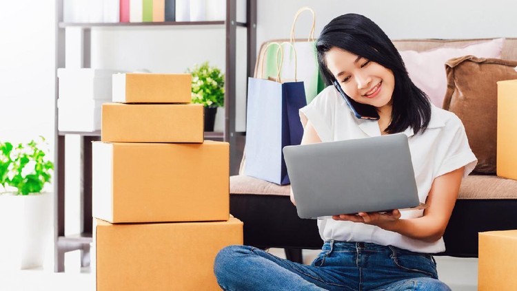 Ilustrasi e-commerce Asian beautiful woman working with laptop and smartphone to online business shop at home.Owner businesswoman start up with Accept orders,Check the products, Prepare to deliver products to customers.