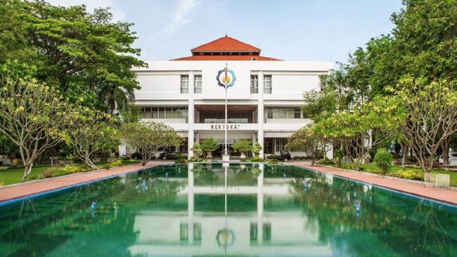 Rektor Positif Covid-19, ITS Lockdown Hingga 10 Januari ITS melakukan sterilisasi kampus dan menerbitkan larangan perjalana keluar kota bagi para dosen buntut kasus positif Rektornya.