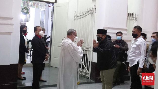 Menag Yaqut Kunjungi Gereja Blenduk Semarang saat Malam Natal Kunjungan Menag Yaqut Cholil Qoumas ke Gereja Blenduk Semarang untuk memastikan bahwa umat Kristiani menjalankan ibadah Natal dengan aman dan damai.