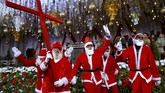 FOTO: Natal di Penjuru Dunia saat Pandemi Warga di penjuru dunia tetap bersuka cita merayakan Hari Natal di tengah pandemi virus corona (covid-19).