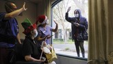 FOTO: Natal di Penjuru Dunia saat Pandemi Warga di penjuru dunia tetap bersuka cita merayakan Hari Natal di tengah pandemi virus corona (covid-19).