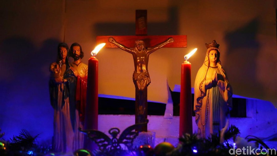 Potret Khusyuk Misa Natal di Rumah Umat Kristiani Pandemi virus Corona membuat sebagian umat Kristiani menggelar misa malam Natal di rumah. Ibadah tersebut tetap berlangsung khusyuk. Begini potretnya.