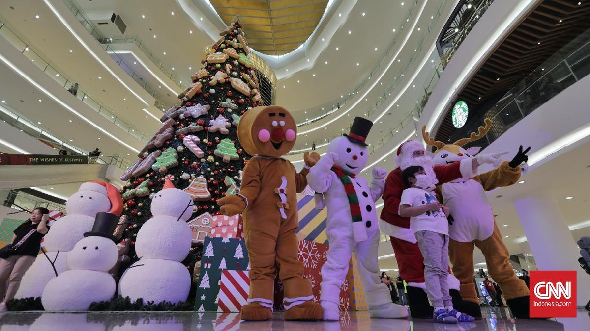 FOTO: Santa Claus Hibur Pengunjung Mal saat Natal