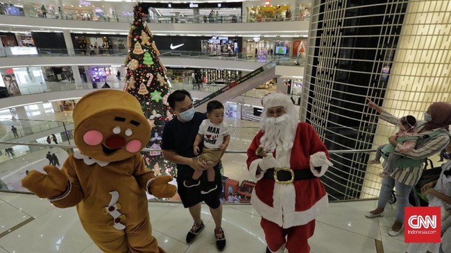FOTO: Santa Claus Hibur Pengunjung Mal saat Natal