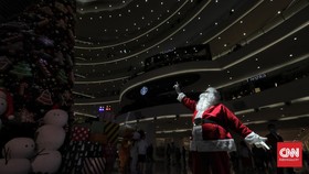 FOTO: Santa Claus Hibur Pengunjung Mal saat Natal