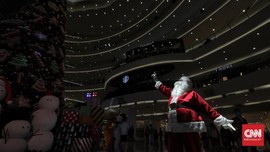 FOTO: Santa Claus Hibur Pengunjung Mal saat Natal
