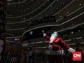 FOTO: Santa Claus Hibur Pengunjung Mal saat Natal