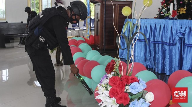 Selain sterilisasi terkait ancaman bom, aparat juga melakukan disinfektan di sejumlah ruangan ibadah. 