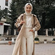 Tetap Stylish di Musim Hujan dengan Mix and Match Outfit Hijab dan Long Coat