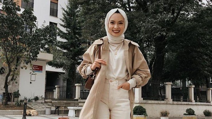 Tetap Stylish di Musim Hujan dengan Mix and Match Outfit Hijab dan Long Coat