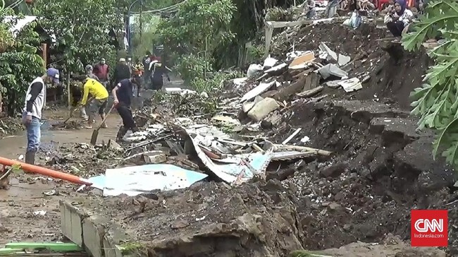 Tiga kios milik warga di Ujungberung, Bandung, hancur usai diterjang banjir akibat dinding penahan ambruk karena hujan deras.