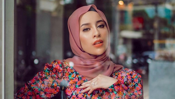 5 Gaya Hijab degan Pashmina Tanpa Peniti atau Jarum Pentul!