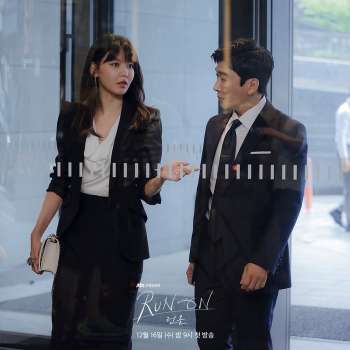 Kegiatannya sebagai pemimpin di kantor dan bertemu banyak orang di luar kantor, tak membatasi gaya berpakaiannya. Dia memadupadankan setelan rok span dan blazer hitam. Aksesn kerutan pada bagian siku lengan dan padding tinggi mendukung karakternya sebagai wanita tegas. Dia juga memadupadankannya dengan blouse putih dengan layer bagian depan sebagai dalaman blazer. Tak lupa, sebuah clutch kecil putih yang senada dengan bajunya. (Foto:Instagram/jtbcdrama)
