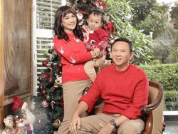 Gaya Ahok dan Puput di Foto Natal Pertama, Kompak Serba Merah