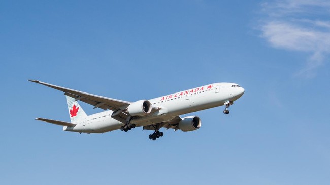 Pesawat Boeing 737-8 MAX milik Air Canada yang melakukan penerbangan nonkomersial dari Arizona ke Montreal mendarat mendadak di Tucson karena masalah mesin.