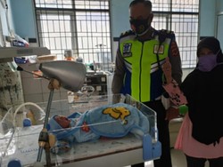 Aksi Heroik Personel Satlantas Kawal Ibu Melahirkan di Sukabumi