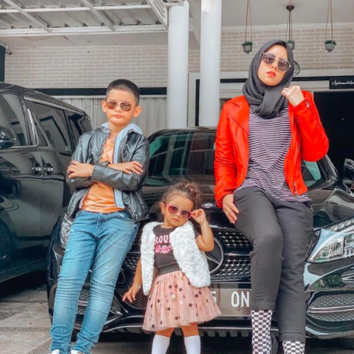 <p>Tampil modis dan kompak bareng Monny dan adik Eljaz. Cute banget kan, Bunda. (Foto: Instagram @fairuzarafiq)</p>