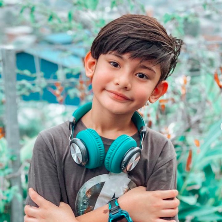 <p>Tak bisa dipungkiri kalau ada campur tangan sang Bunda dalam mendidiknya jadi anak saleh. Tak terkecuali untuk urusan potong rambut, ternyata Mommy Fairuz yang mengerjakannya. (Foto: Instagram @kingfaazarafiqreal)  </p>