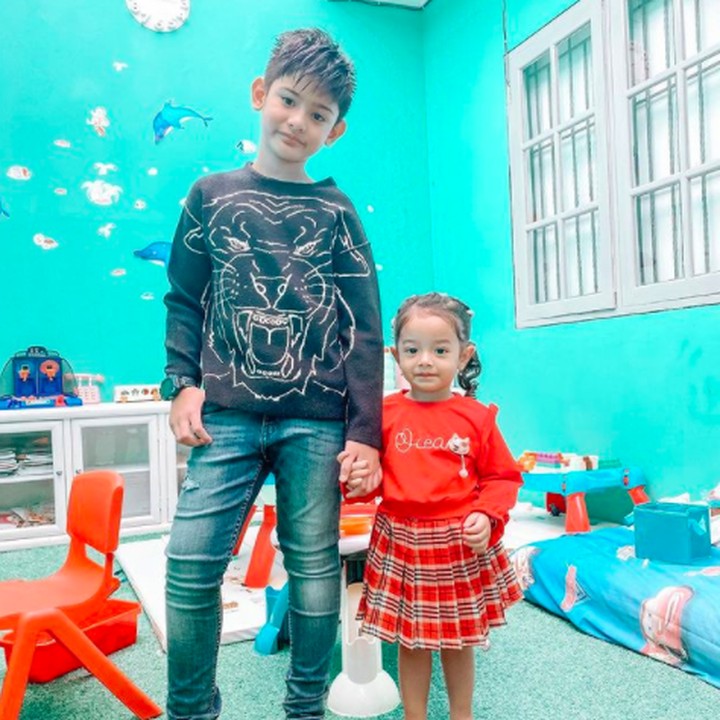 <p>Kini, King Faaz tumbuh jadi anak laki-laki berwajah tampan nih, Bunda. Penampilannya pun selalu keren lho. (Foto: Instagram @fairuzarafiq)</p>