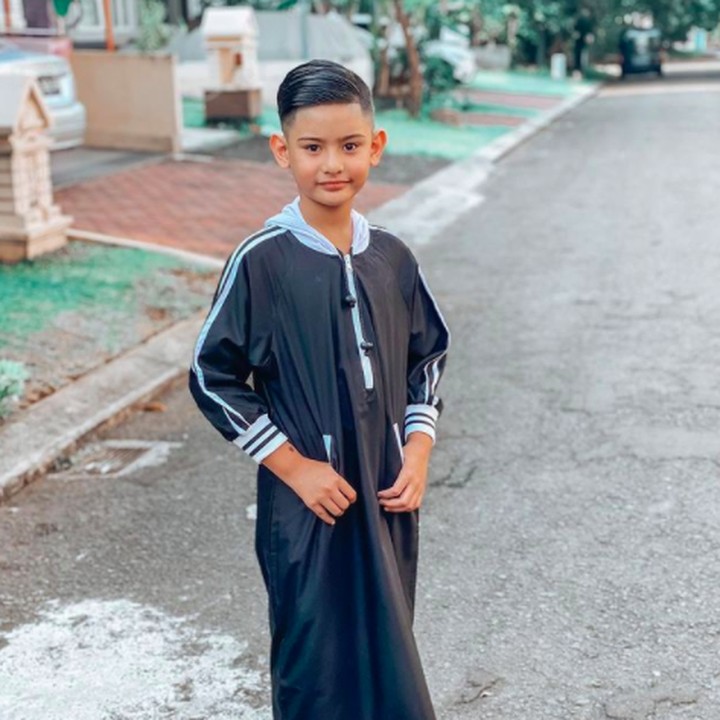 <p>Selain keren dan ganteng, ternyata King Faaz juga jago menghafal Al-Qur'an nih. Salut banget ya. (Foto: Instagram @fairuzarafiq)  </p>