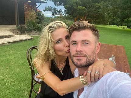 Istri Ulang Tahun ke-45, Chris Hemsworth 'Thor' Beri Pelukan Romantis
