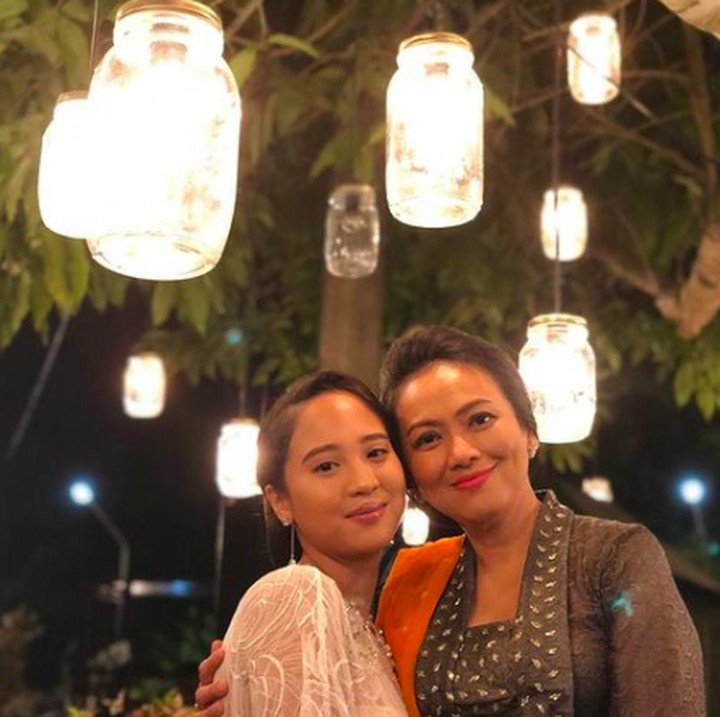 <p>Foto bareng sang Bunda, Widya. Sama-sama cantik dan mencuri perhatian. (Foto: Instagram @farrahhab)</p>