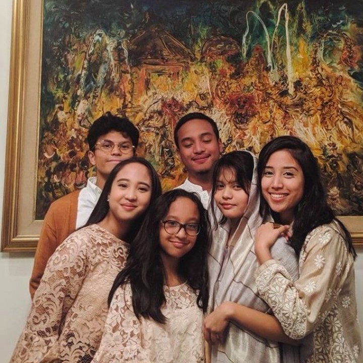 <p>Kalau ini, diambil bareng dengan para saudaranya yang lain. Seru dan kompak ya. (Foto: Instagram @farrahhab)</p>