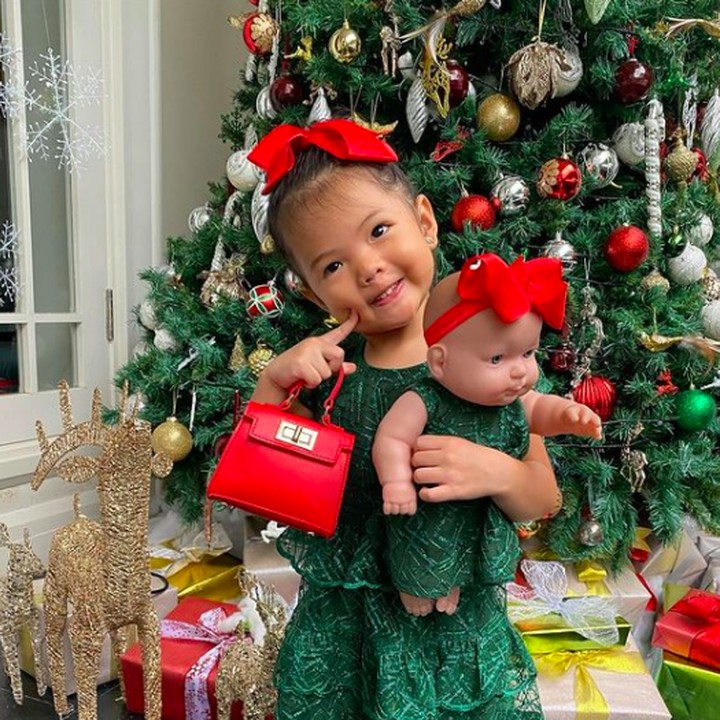 <p>Si imut Yaya, nampak bergaya bersama boneka kesayangannya di depan pohon Natal raksasa. Gemas ya lihat posenya.</p>