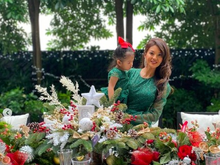 5 Foto Farah Quinn & Anak Meriahkan Natal, Netizen Kembali Heboh soal Agama