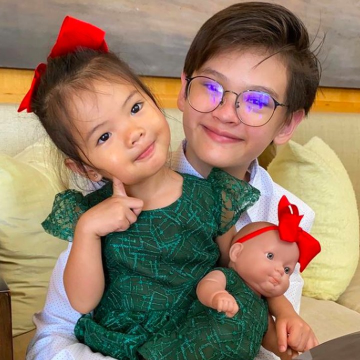 <p>Armand juga ikut serta bersama adiknya nih. Keduanya terlihat menggemaskan ya.</p>