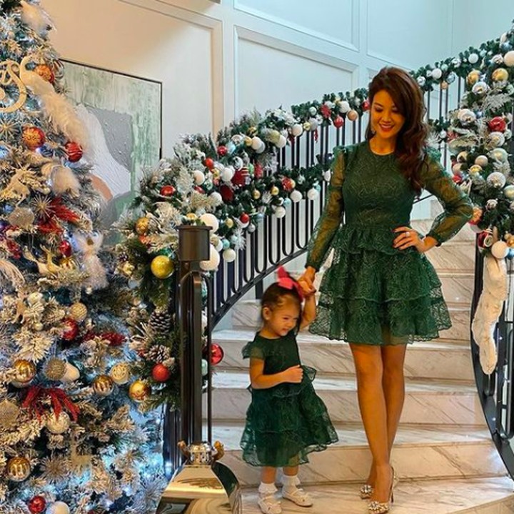 <p>Farah Quinn bersama Yaya tampak anggun berpose di tangga dikelilingi oleh ornamen Natal. Kompak banget ya ibu dan anak satu ini.</p>