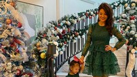<p>Farah Quinn bersama Yaya tampak anggun berpose di tangga dikelilingi oleh ornamen Natal. Kompak banget ya ibu dan anak satu ini.</p>