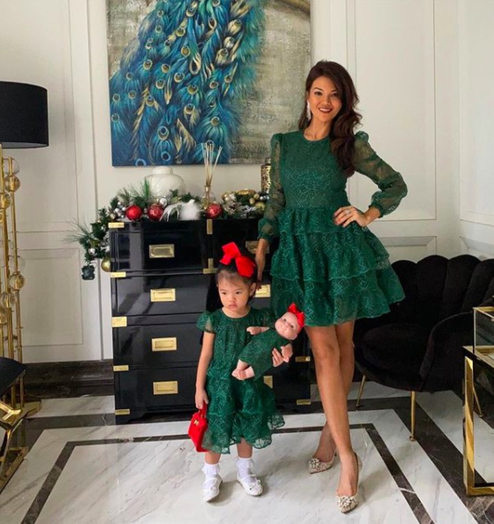 Farah Quinn ikut meriahkan Natal.