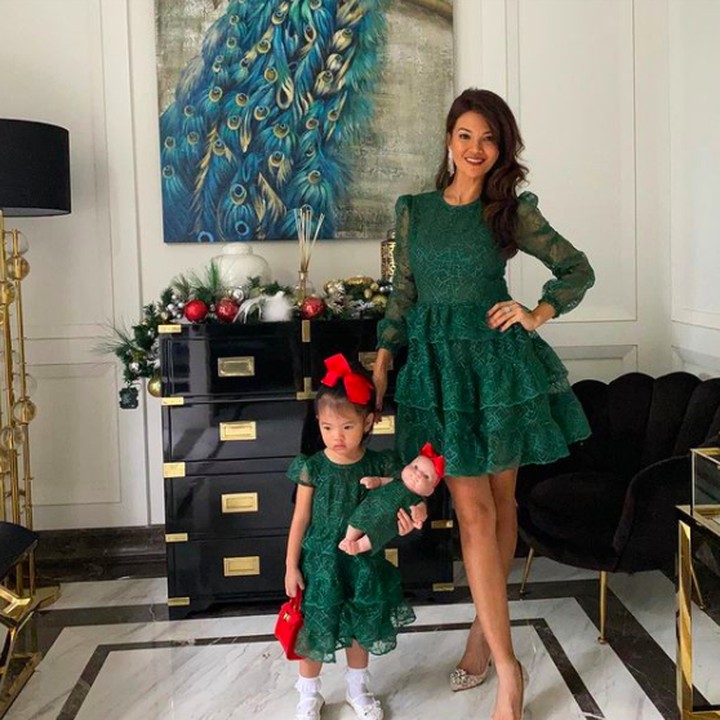 <p>Farah Quinn bersama anak perempuannya terlihat cantik mengenakan dress berwarna hijau. Keduanya ikut memeriahkan peryaan Natal tahun ini. </p>