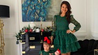 <p>Farah Quinn bersama anak perempuannya terlihat cantik mengenakan dress berwarna hijau. Keduanya ikut memeriahkan peryaan Natal tahun ini. </p>