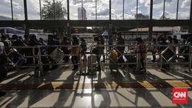 FOTO: Ramai Pemudik di Stasiun Pasar Senen saat Libur Nataru