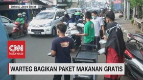 VIDEO: Warteg Bagikan Paket Makanan Gratis