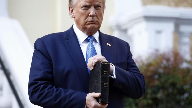Asosiasi yang mewakili 14 ribu perusahaan besar di AS mendesak Donald Trump segera digulingkan dari jabatannya sebagai presiden usai kerusuhan di Capitol.