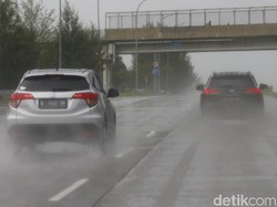 Awas! Aquaplaning Bikin Mobil Melintir, Lakukan Ini saat Hujan