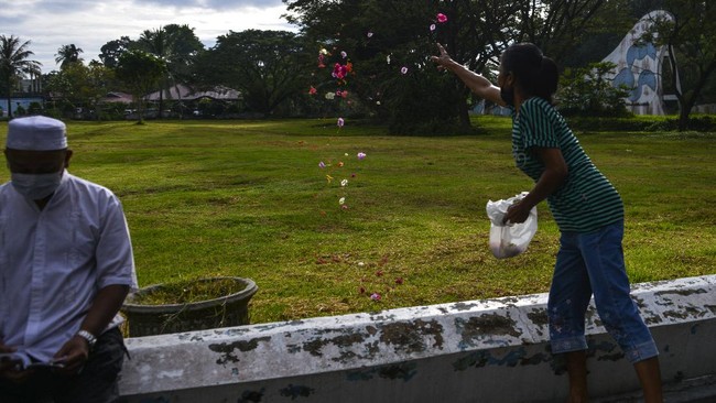 FOTO: Ziarah Kubur Korban Tsunami Aceh 16 Tahun Silam