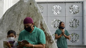FOTO: Ziarah Kubur Korban Tsunami Aceh 16 Tahun Silam