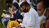 FOTO: Ziarah Kubur Korban Tsunami Aceh 16 Tahun Silam Keluarga menggelar ziarah kubur di pemakaman massal korban tsunami Aceh. Bencana tersebut merenggur korban tewas hingga ratusan ribu orang.