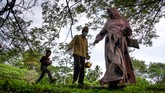 FOTO: Ziarah Kubur Korban Tsunami Aceh 16 Tahun Silam Keluarga menggelar ziarah kubur di pemakaman massal korban tsunami Aceh. Bencana tersebut merenggur korban tewas hingga ratusan ribu orang.