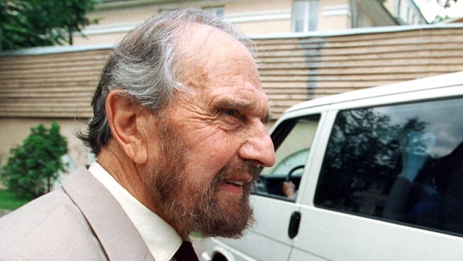 George Blake ketahuan jadi agen ganda pada 1961 dan dihukum 42 tahun penjara oleh Inggris, tetapi bisa kabur dan tinggal di Moskow hingga ajal pada Sabtu lalu.