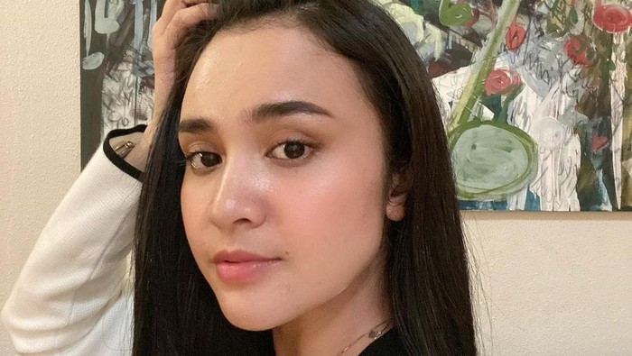 Cuma 2 Menit, Ini Tutorial Makeup Sehari-hari ala Michelle Ziudith