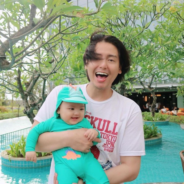 <p>4. Dalam potret ini, baby Shaquille terlihat makin mirip dengan ayahnya, ya? Bunda setuju, enggak? (Foto: Instagram @cutratumeyriska)</p>