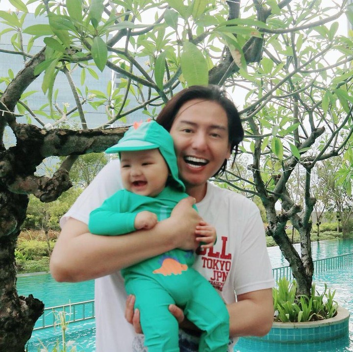 <p>2. Tak terasa, bayi laki-laki yang kini berusia 5 bulan ini terlihat semakin ganteng dan menggemaskan ya, Bunda? (Foto: Instagram @cutratumeyriska)</p>