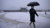 FOTO: Sepi Istana Gyeongbok di Musim Dingin Pandemi Istana Gyeongbok di Seoul, Korsel, yang biasanya ramai dengan wisatawan, kini sepi dan muram akibat pandemi yang masih marak kala musim dingin tiba.